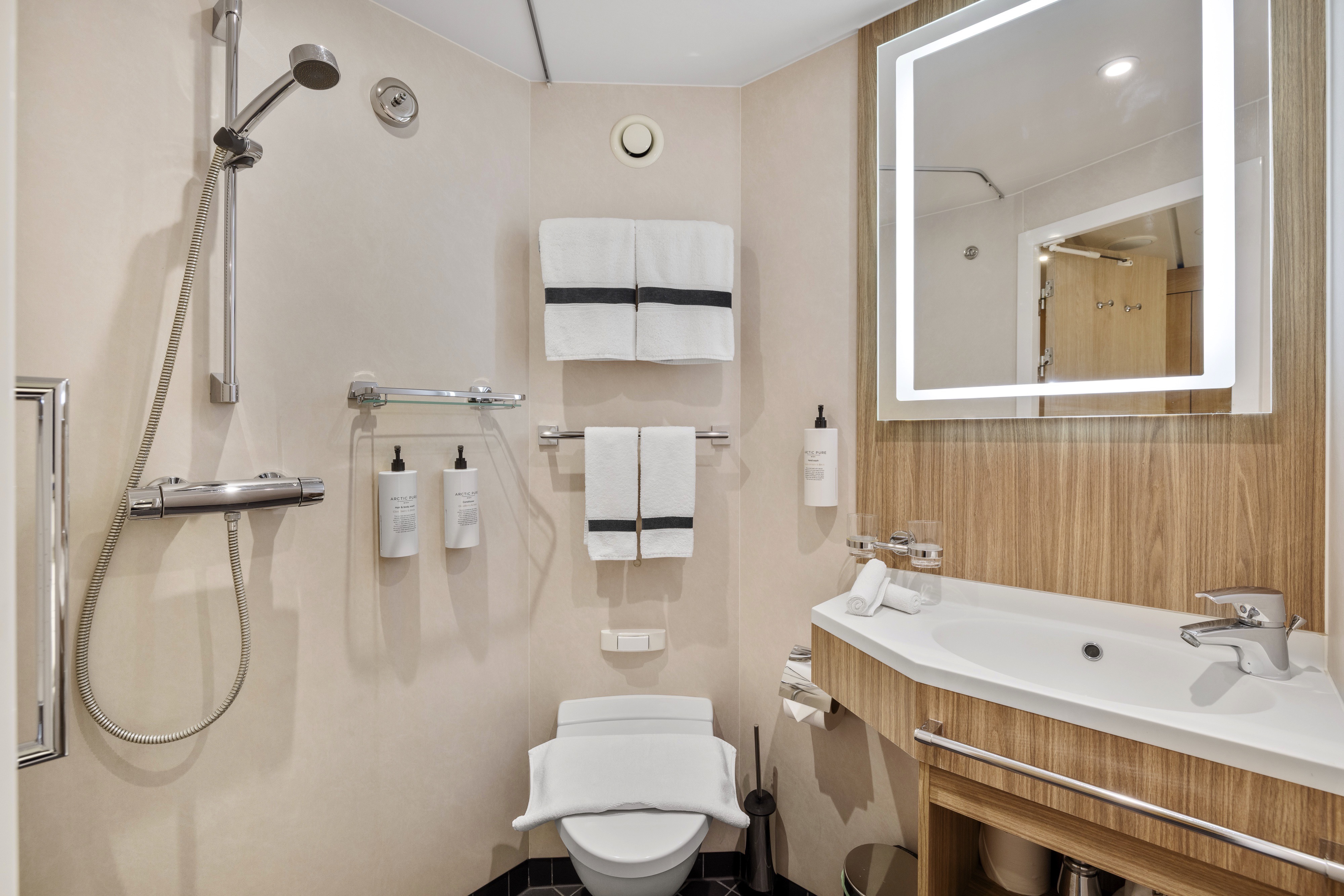 Polar Outside | Middle deck for up to 3 travellers